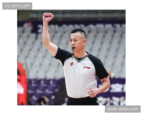 拉拽球衣判罚标准解析：裁判何时应吹犯规？