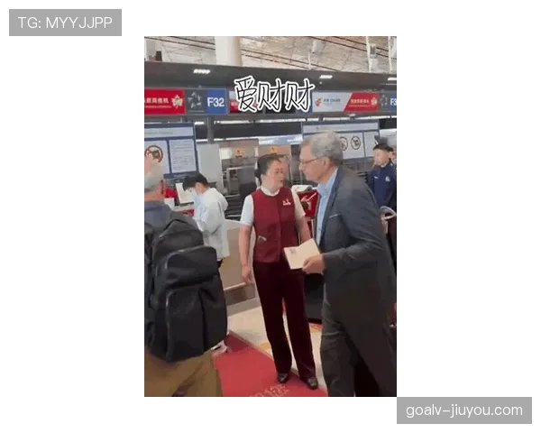 王楚钦出机场拎的包比我家月供还贵，路人都看傻了