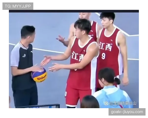 篮球比赛中拉人犯规的规则解析：判定依据与影响